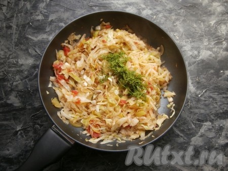 Перемешать, влить 50 миллилитров воды и протушить на небольшом огне минут 15-20 под крышкой, иногда перемешивая. Затем добавить измельчённые чеснок и зелень укропа, перемешать.