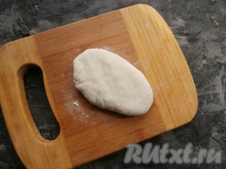 Слепить пирожки с капустой обычным для вас способом (получится 14-15 штук).