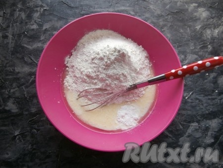 Хорошо перемешать венчиком смесь кефира и масла, всыпать 300 грамм муки с разрыхлителем, вначале перемешивать тесто ложкой.