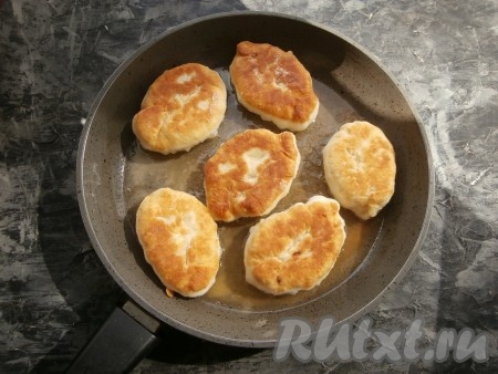 Жарить пирожки с капустой минут по 5 с каждой стороны (до подрумянивания бездрожжевого теста с двух сторон) на среднем (или чуть ниже среднего) огне. Можете после переворачивания пирожков прикрыть сковороду крышкой. Готовые пирожки со сковороды выкладывать на бумажное полотенце, чтобы убрать лишнее масло. Постепенно пожарить все пирожки.