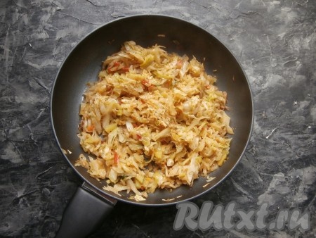 Тушить капусту ещё 5-6 минут (до мягкости капусты), снять с огня и полностью остудить начинку для пирожков.