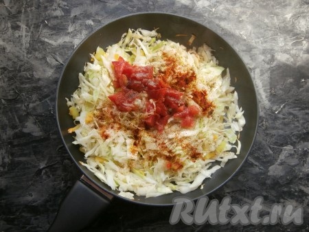Перемешать содержимое сковороды и обжарить на среднем огне в течение 5-6 минут (капуста должна немного обмякнуть), после этого добавить очищенный от кожуры и нарезанный на небольшие кубики свежий помидор, соль, специи (я всыпала чёрный молотый перец и 1 чайную ложку паприки) и сахар.