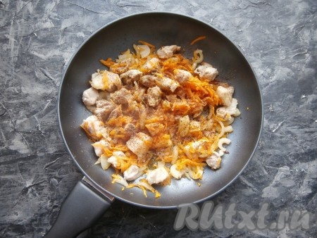 Обжарить мясо с овощами в течение 4-5 минут, поперчить, посыпать приправой для мяса, посолить.