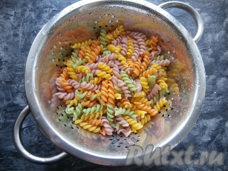 В кастрюлю с кипящей подсоленной водой выложить макароны, после закипания, убавив огонь, отварить их до готовности (продолжительность варки указана в инструкции к макаронным изделиям на упаковке), затем переложить их на дуршлаг, дать стечь воде.