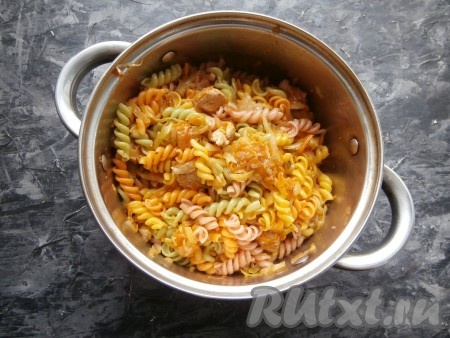 Содержимое кастрюли перемешать, если нужно - посолить.