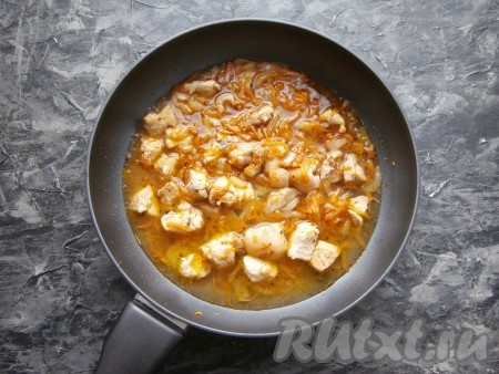 Влить горячую воду в сковороду и, закрыв крышкой, тушить мясо на медленном огне 15-20 минут. Вода должна практически вся испариться.