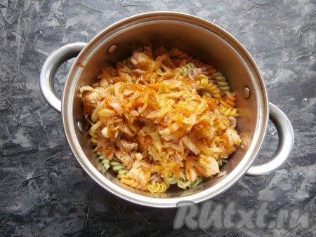 Далее макароны переложить в кастрюлю, добавить туда же мясо с капустой.