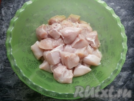 Сложить кусочки курицы в большую миску.