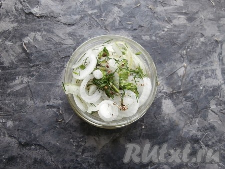 Если шашлык вы маринуете дома, а жарить выезжаете на природу, маринованный лук можно сложить в баночку и взять с собой.