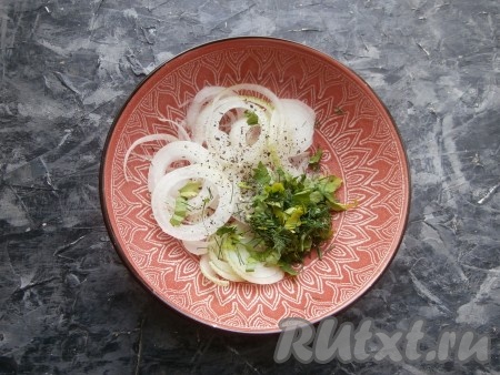 Подать куриный шашлык можно с маринованным луком. Для его приготовления нужно взять целый репчатый лук, очистить его, нарезать тонкими кольцами, добавить измельчённую зелень укропа и петрушки, соль, сахар, чёрный молотый перец и разведённый водой яблочный уксус.