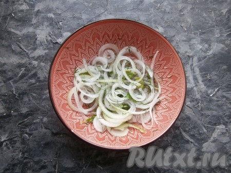 Тщательно перемешать и оставить лук на 15 минут (или больше).