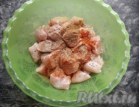 Добавить соль, паприку, порошок карри, черный свежемолотый перец и приправу для курицы.