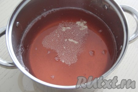 Как только сироп остынет, вынуть веточки мяты, затем всыпать дрожжи, перемешать и оставить на ночь в кастрюле под крышкой при комнатной температуре.