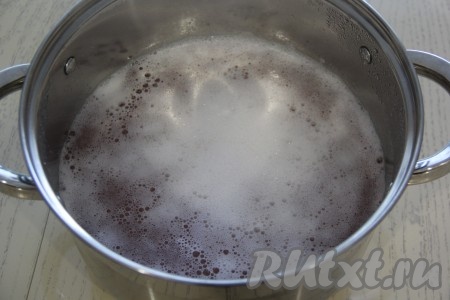 Вот так выглядит квас из ревеня через 10 часов.