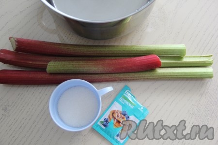 Подготовить продукты для приготовления кваса из ревеня с дрожжами в домашних условиях.