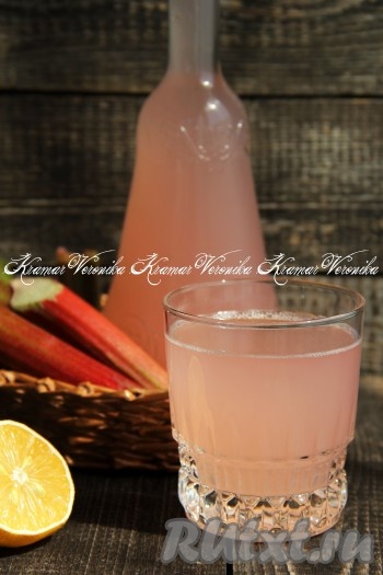 Разлить квас из ревеня по бутылкам и поставить в холодильник на пару часов. Напиток, приготовленный в домашних условиях по этому рецепту с добавлением дрожжей, получается и красивым, и очень вкусным, попробуйте!