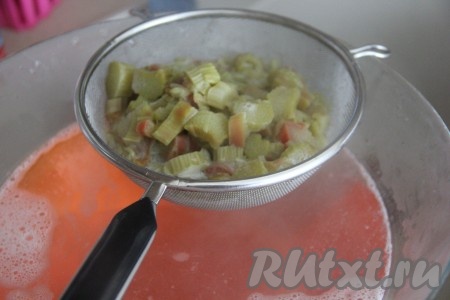 Процедить горячий сироп, ревень выкинуть (он нам больше не понадобится). 