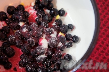 Ягоды черной смородины выложить в сотейник, добавить сахарный песок, сок лимона, немного мелко нарезанных с цедрой кусочков лимона. Довести до кипения и готовить чёрносмородиновый соус 1-2 минуты при постоянном помешивании. Соус должен немного загустеть.