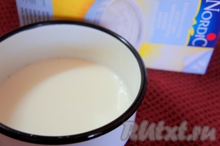 Молоко немного подогреть, добавить соль и сахарный песок по щепотке.