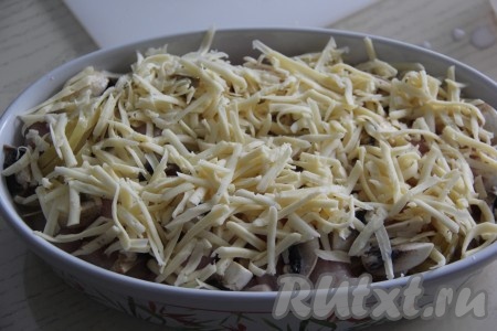 Влить молочную смесь в форму и присыпать сверху натёртым сыром.