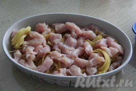 Выложить куриное филе поверх гнёзд.