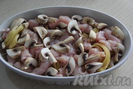 Шампиньоны промыть (или вешенки, или предварительно отваренные лесные грибы, или маринованные грибочки), нарезать на толстые пластинки, выложить поверх куриного мяса.