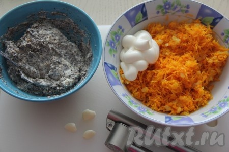 Обжаренные овощи выложить в миску, немного остудить, затем добавить 1,5-2 столовые ложки майонеза, пропущенные через пресс зубчики чеснока и соль по вкусу, перемешать.