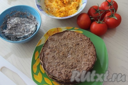 Печёночные блинчики остыли, начинка подготовлена, значит пришло время формировать закусочный печёночный торт.