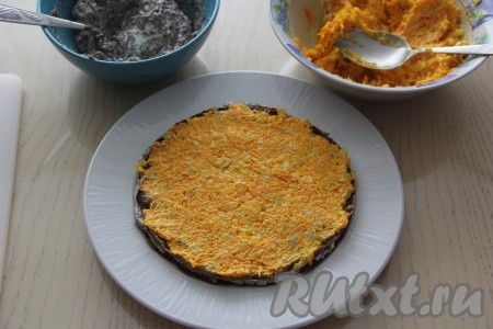 Накрыть следующим блинчиком и смазать частью начинки из лука и моркови.