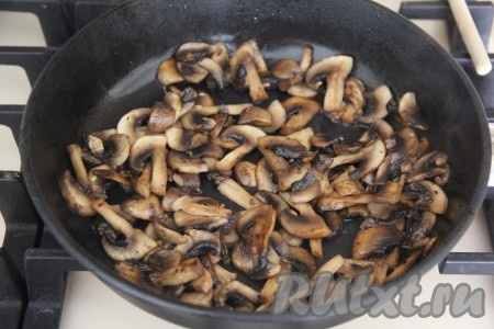 Обжаривать шампиньоны, периодически перемешивая, на среднем огне. Сначала шампиньоны выделят воду, жарим грибочки, пока вся жидкость не выпарится (ориентировочно на обжаривание грибов понадобится минут 15).