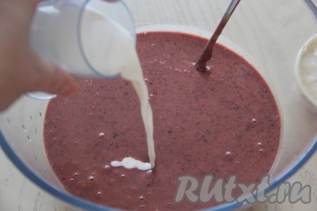 Печёночную массу переложить в достаточно глубокую миску, добавить молоко (или сливки), перемешать.