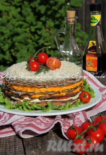Верх торта украсить натёртым сыром и помидорами черри. Вкусный, нежный печёночный торт из куриной печени, приготовленный с начинкой из моркови, лука и грибов, подать к столу в качестве холодной закуски.
