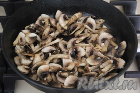 Для приготовления начинки шампиньоны промыть, нарезать на пластинки и выложить в сковороду, уже разогретую с растительным маслом.