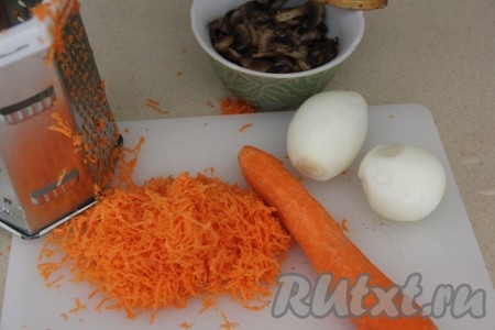 Для приготовления овощной начинки почистить лук и морковь. Луковицы мелко нарезать, морковку натереть на мелкой тёрке.
