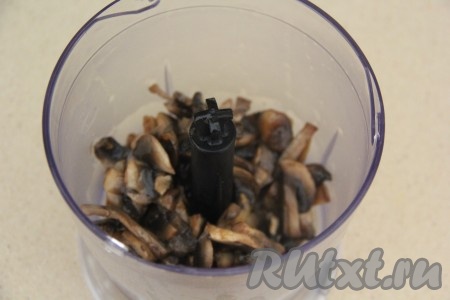 Переложить грибы в измельчитель и пробить до однородного состояния.