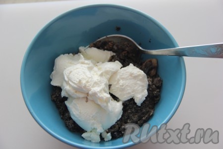 Немного остудить грибную массу, добавить творожный сыр (или мягкий плавленный сыр) и соль по вкусу. Перемешать грибную начинку.