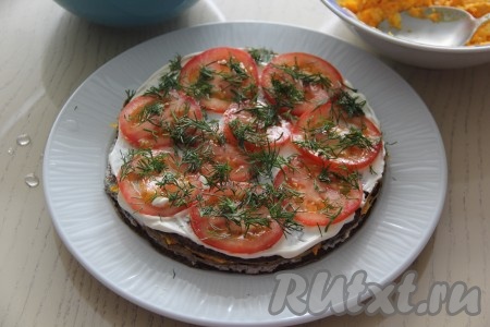 Накрыть следующим печёночным блинчиком и смазать майонезом, выложить тонкие кружочки помидора и присыпать нарезанной зеленью.