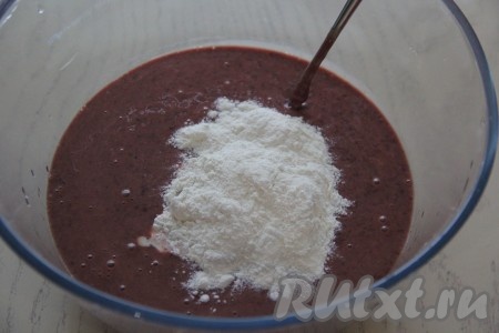 Всыпать муку и перемешать массу венчиком. Блинная масса для печёночных блинов получится не густой.