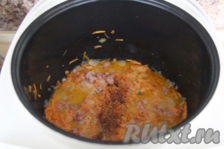 Разбить тушёнку на мелкие кусочки, добавить соль и специи.