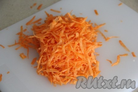 Натереть морковку на крупной тёрке.