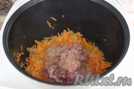 К обжаренным овощам в чашу мультиварки выложить тушёнку.