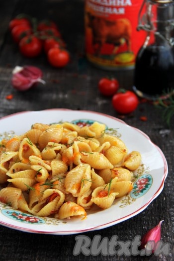 Ароматные макароны по-флотски, приготовленные с тушёнкой в мультиварке, к столу подать в горячем виде. Это простое блюдо и прекрасно насытит, и порадует отличным вкусом и вас, и ваших близких!