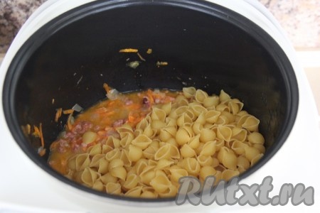 Всыпать сухие макароны (предварительно отваривать их не нужно).  