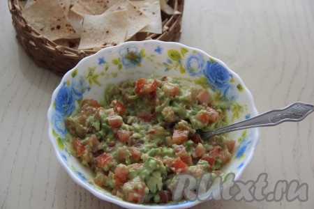 Всыпать соль и перец по вкусу, тщательно перемешать и гуакамоле из авокадо с помидорами и чесноком готово.
