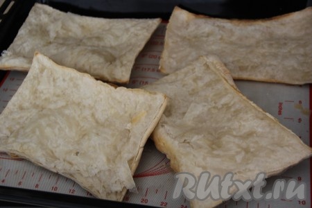 Готовые коржи остудить и разрезать каждый корж на две части (отделить верх от низа).