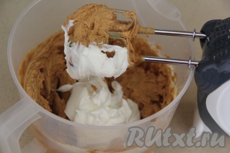 Взбить до однородного состояния. Добавить сметану и перемешать на низкой скорости миксера до однородного состояния.