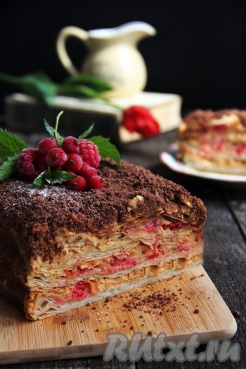 Украсить, по желанию, верх торта "Наполеон" свежими ягодами и подать к столу. Коржи из готового слоёного теста отлично пропитываются кремом из сгущёнки, сметаны и масла, поэтому тортик получается нежнейшим и очень вкусным!