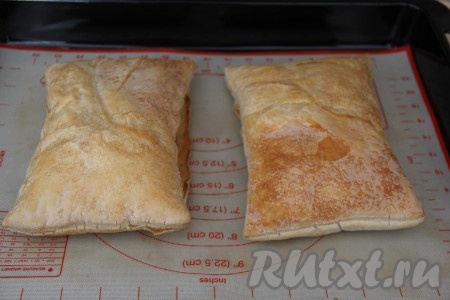 Выпекать коржи из слоёного теста для "Наполеона" в разогретой духовке минут 20-25 (до золотистости) при температуре 200 градусов. 