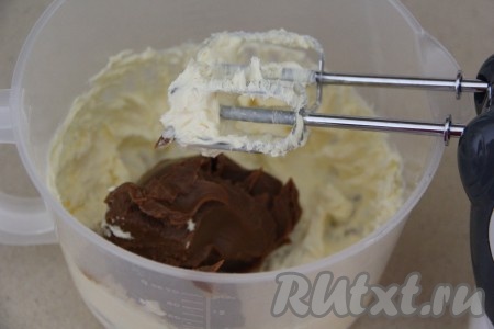 Теперь займёмся кремом для торта. Сливочное масло достаньте заранее, чтобы оно стало при комнатной температуре достаточно мягким. Взбить размягчённое масло в течение 5 минут миксером, затем добавить варёную сгущёнку.