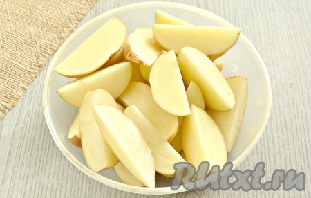 Нарезаем картошку крупными дольками, перекладываем в миску.